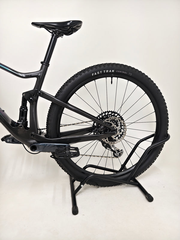 Full profile shot of the Scott Spark RC 900 Team Issue AXS Carbon, highlighting suspension system.