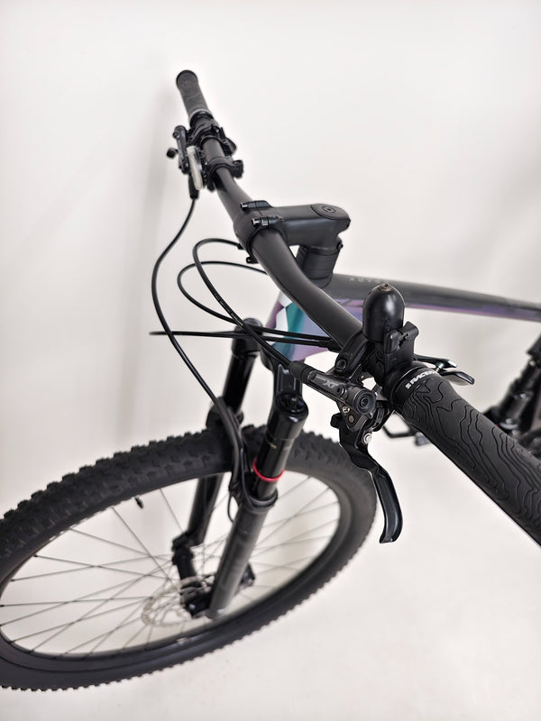 Overall view of the Scott Spark RC 900 Team Issue AXS Carbon, focusing on its racing setup.
