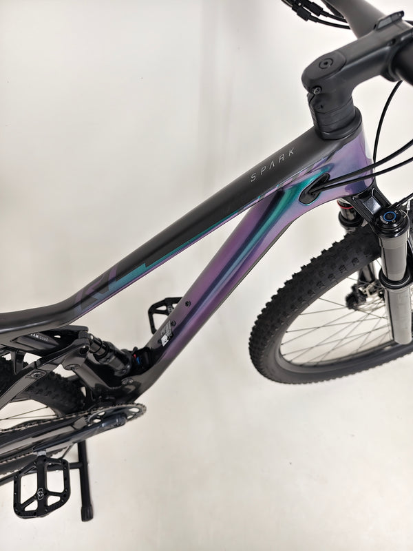 Side view showcasing the Syncros Fraser carbon handlebars of the Scott Spark RC 900 Team Issue AXS Carbon.