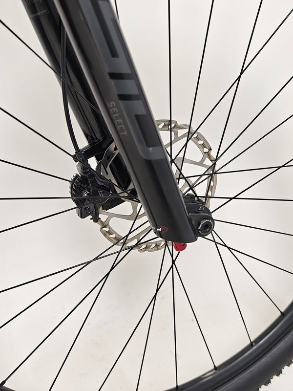 Image focused on the cross-country readiness of the Scott Spark RC 900 Team Issue AXS Carbon.