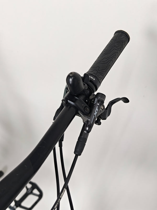 Detailed view of the crankset on the Scott Spark RC 900 Team Issue AXS Carbon bike.