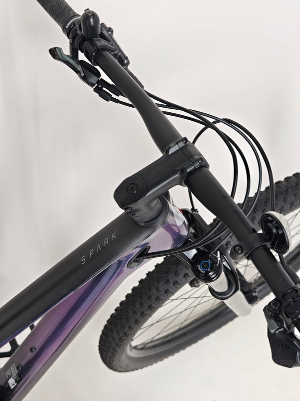 Scott Spark RC 900 Team Issue AXS Carbon bike wheels showcasing tubeless setup.