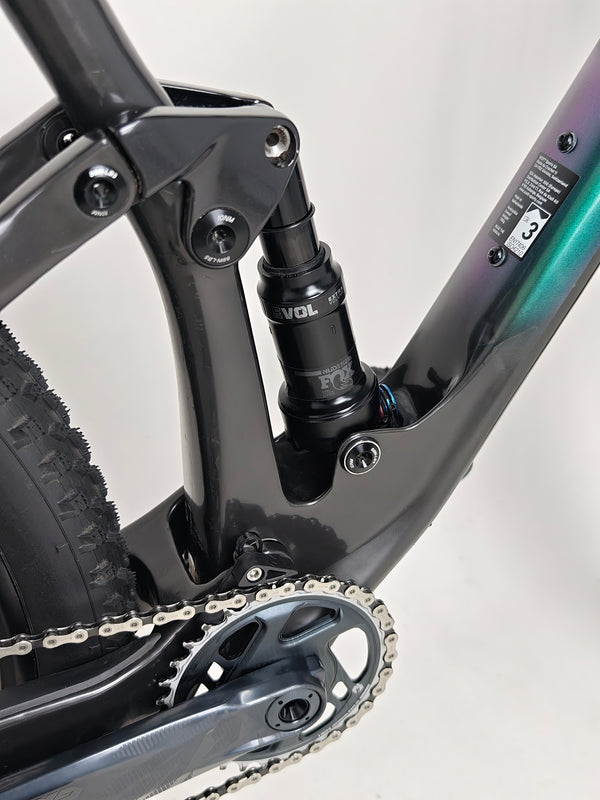 Image of the bike components of the Scott Spark RC 900 Team Issue AXS Carbon showing quality craftsmanship.