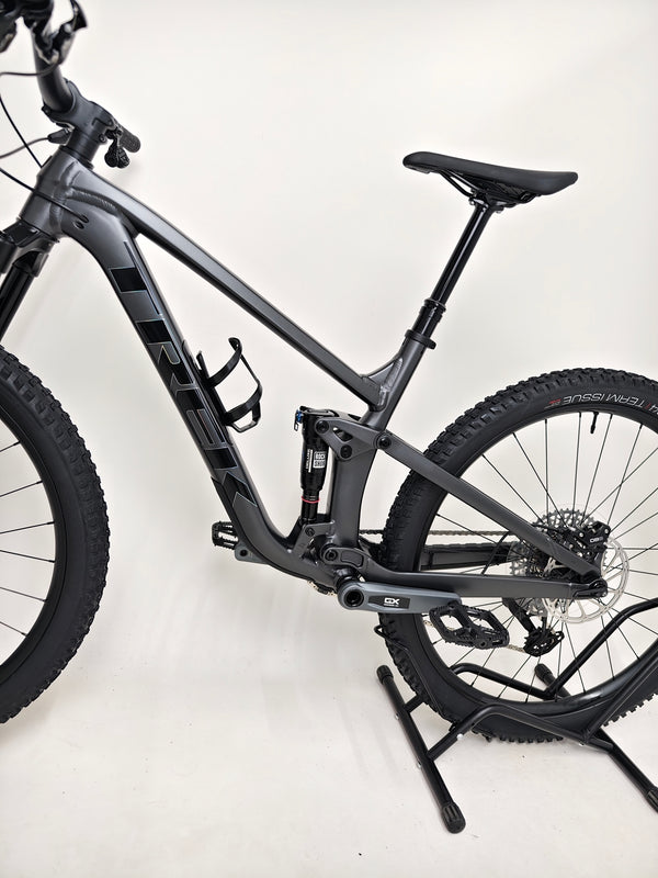 Trek Top Fuel 8 GX AXS 2024 details highlighting the Bontrager alloy front and rear hubs.