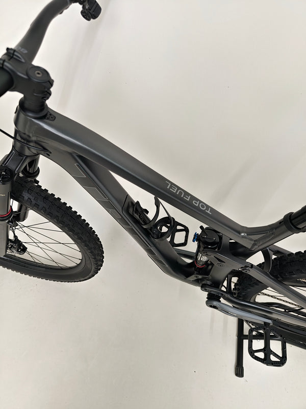 Trek Top Fuel 8 GX AXS 2024 showing its ergonomic frame and adjustable components.