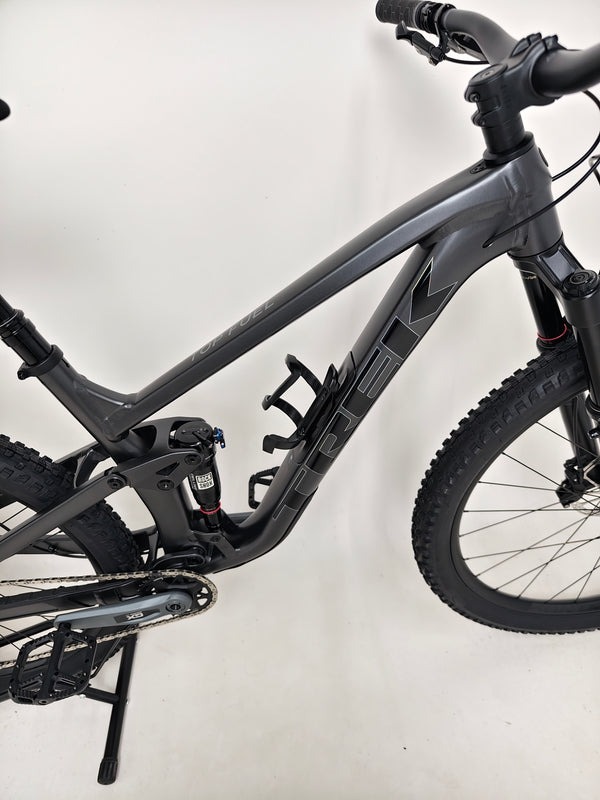 Trek Top Fuel 8 GX AXS 2024 showcasing the bike's sleek lines and performance-oriented design.