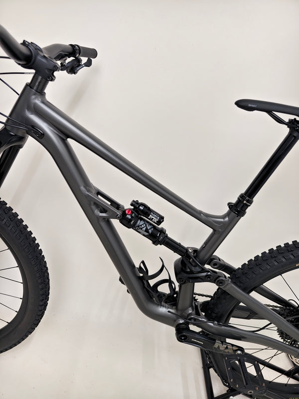 Close-up of the brakes on the Specialized Status 160, highlighting the SRAM Code R hydraulic disc brakes performance.