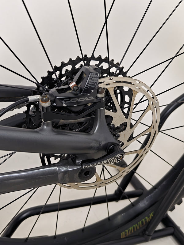 The unique frame geometry of the Specialized Status 160, perfect for aggressive trail riding.