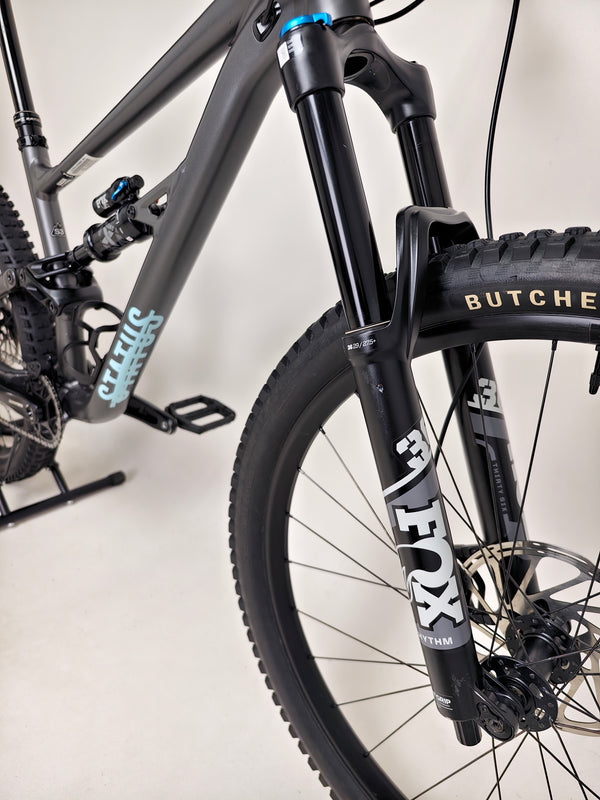 View of the Specialized Status 160’s tires, Specialized Butcher GRID TRAIL casing, ideal for trail riding.