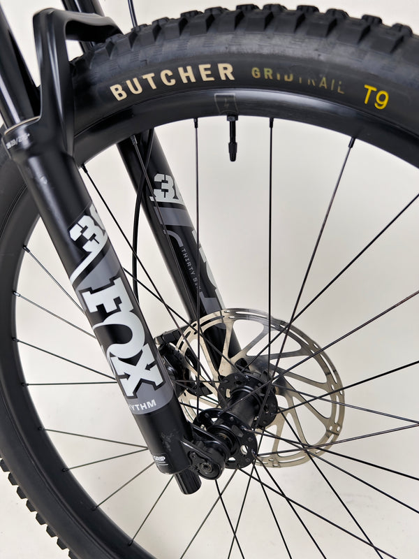 Profile view of the Specialized Status 160 mountain bike, highlighting its frame size Medium (S3) suitable for riders 5'5" - 5'11".