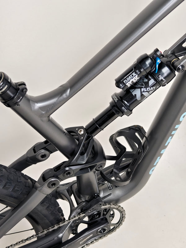 A well-maintained Specialized Status 160 displayed for sale, emphasizing its very good condition.