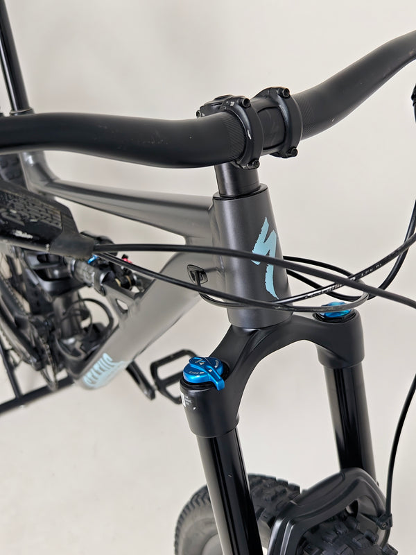 The Specialized Status 160 with a clear view of its front and rear suspension setup for optimal ride quality.