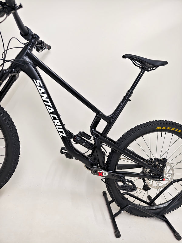 Santa Cruz Nomad Alloy R / SRAM XX1 / HOPE Hubs / E.13 / XL / Top-Spec / Very Good Condition! - Image of the bike's saddle and seat post, highlighting comfort features for long rides.