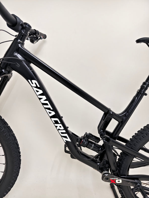 Santa Cruz Nomad Alloy R / SRAM XX1 / HOPE Hubs / E.13 / XL / Top-Spec / Very Good Condition! - Display of the bike during a test ride, demonstrating its agility and performance.