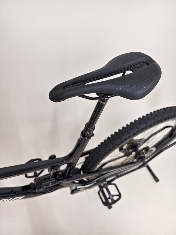 Santa Cruz Nomad Alloy R / SRAM XX1 / HOPE Hubs / E.13 / XL / Top-Spec / Very Good Condition! - View of the bike with natural scenery in background, ideal for mountain biking.