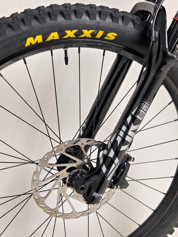 Santa Cruz Nomad Alloy R / SRAM XX1 / HOPE Hubs / E.13 / XL / Top-Spec / Very Good Condition! - Detailed image of the bike setup on a trail highlighting its performance.