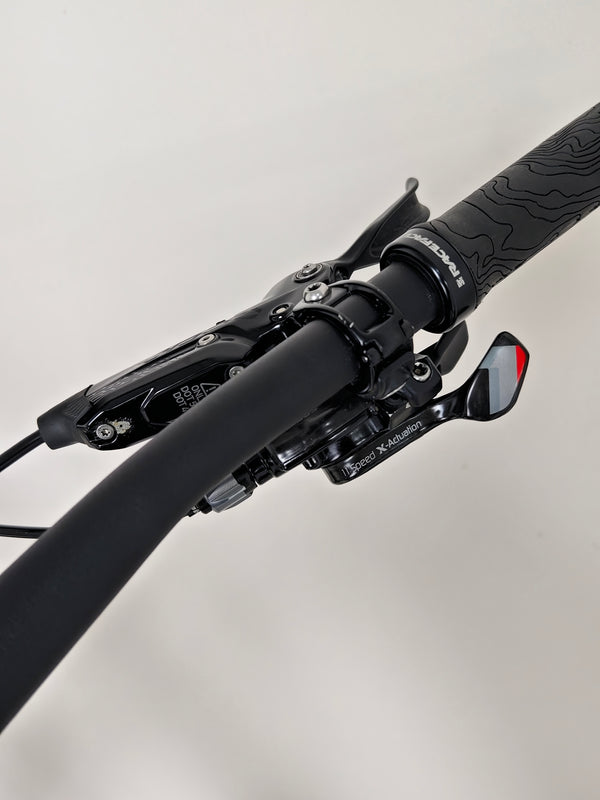 Santa Cruz Nomad Alloy R / SRAM XX1 / HOPE Hubs / E.13 / XL / Top-Spec / Very Good Condition! - Image of the unique frame design stressing geometry and comfort.