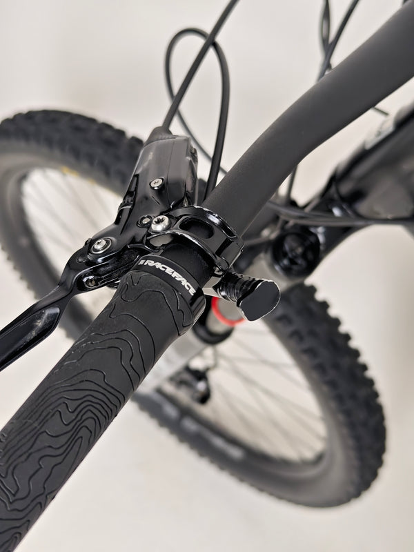 Santa Cruz Nomad Alloy R / SRAM XX1 / HOPE Hubs / E.13 / XL / Top-Spec / Very Good Condition! - Close-up showing the bike's custom components including the head tube and headset.