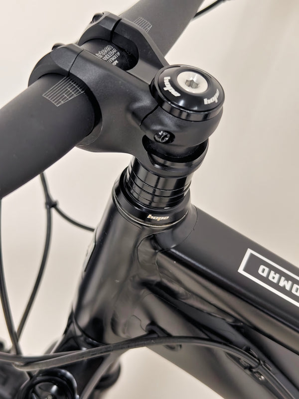 Santa Cruz Nomad Alloy R / SRAM XX1 / HOPE Hubs / E.13 / XL / Top-Spec / Very Good Condition! - Image capturing the bike on a steep downhill showing its optimal handling.