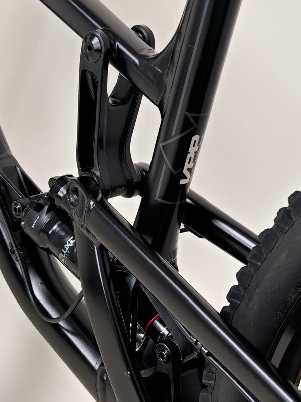 Santa Cruz Nomad Alloy R / SRAM XX1 / HOPE Hubs / E.13 / XL / Top-Spec / Very Good Condition! - Image highlighting the bike’s sturdiness from a rear perspective.