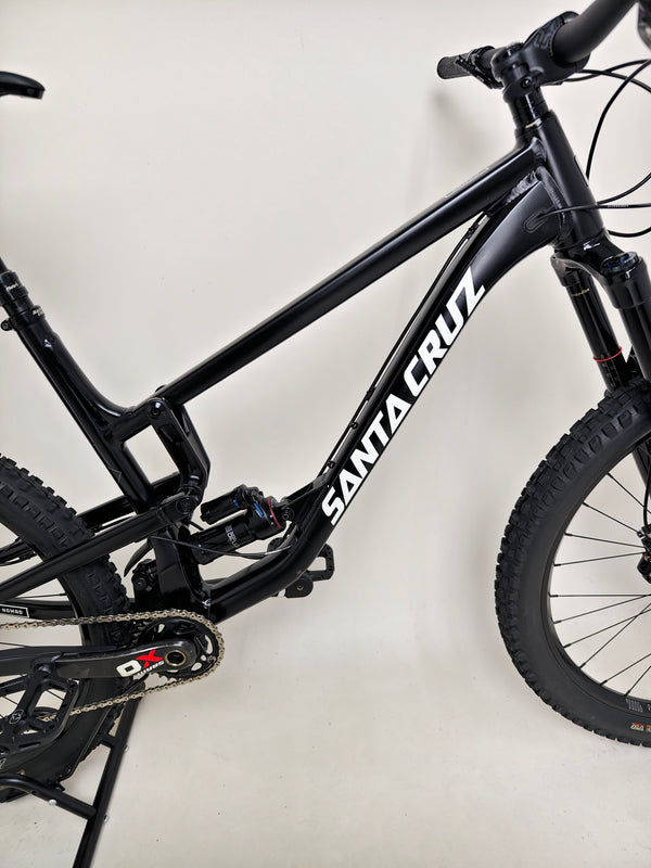 Santa Cruz Nomad Alloy R / SRAM XX1 / HOPE Hubs / E.13 / XL / Top-Spec / Very Good Condition! - Image focusing on the Maxxis tyres used, highlighting their performance features.