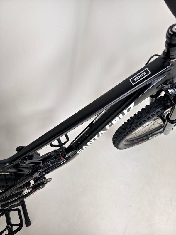 Santa Cruz Nomad Alloy R / SRAM XX1 / HOPE Hubs / E.13 / XL / Top-Spec / Very Good Condition! - Front end of the bike focussing on the integrated lighting system.