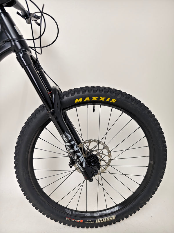 Santa Cruz Nomad Alloy R / SRAM XX1 / HOPE Hubs / E.13 / XL / Top-Spec / Very Good Condition! - Clear view of the bike's adaptive components tailored for performance.