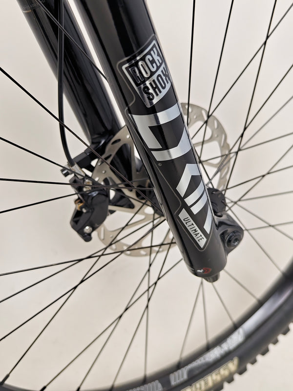 Santa Cruz Nomad Alloy R / SRAM XX1 / HOPE Hubs / E.13 / XL / Top-Spec / Very Good Condition! - Detailed profile of the bike in action against a rugged backdrop.