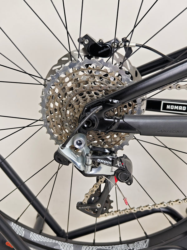 Santa Cruz Nomad Alloy R / SRAM XX1 / HOPE Hubs / E.13 / XL / Top-Spec / Very Good Condition! - Detailed angle emphasizing handlebar adjustments for better control.