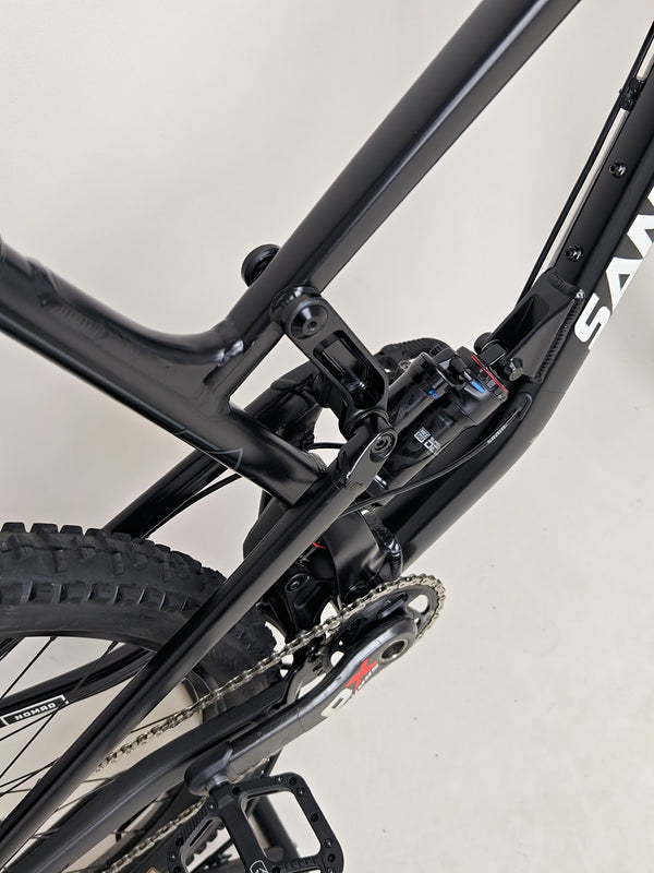 Santa Cruz Nomad Alloy R / SRAM XX1 / HOPE Hubs / E.13 / XL / Top-Spec / Very Good Condition! - Close-up of the bike’s brake calipers showcasing advanced braking technology.