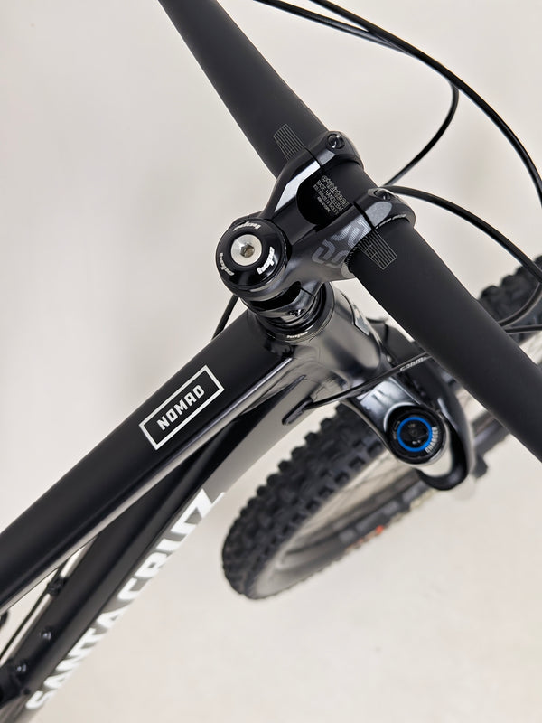 Santa Cruz Nomad Alloy R / SRAM XX1 / HOPE Hubs / E.13 / XL / Top-Spec / Very Good Condition! - Capture of the bike's rear end with a spotlight on the hub system.