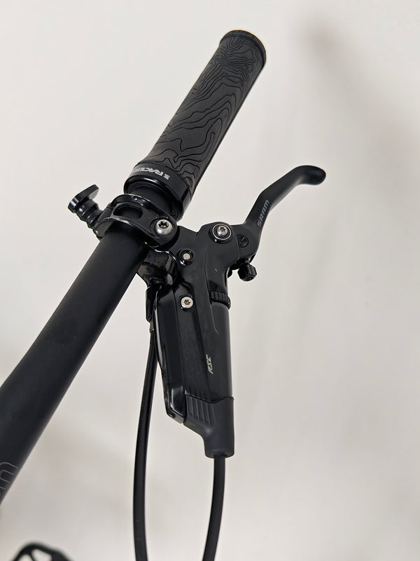 Santa Cruz Nomad Alloy R / SRAM XX1 / HOPE Hubs / E.13 / XL / Top-Spec / Very Good Condition! - Image of the integrated design elements enhancing bike performance.