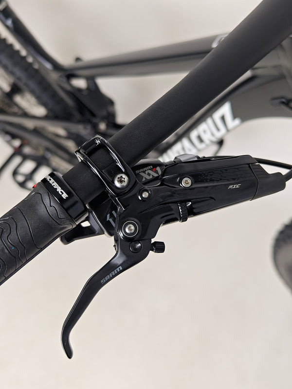 Santa Cruz Nomad Alloy R / SRAM XX1 / HOPE Hubs / E.13 / XL / Top-Spec / Very Good Condition! - Image showcasing the bike during a high-speed descent.