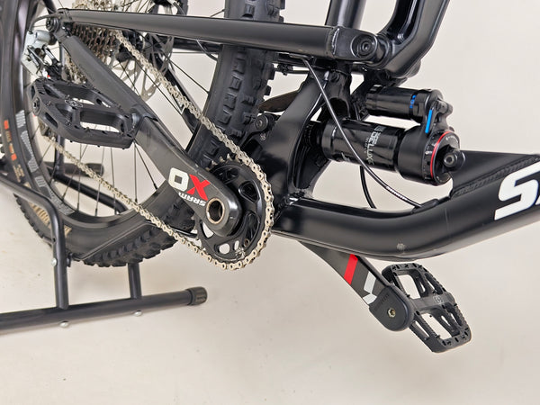 Santa Cruz Nomad Alloy R / SRAM XX1 / HOPE Hubs / E.13 / XL / Top-Spec / Very Good Condition! - Close-up of the bike's lightweight construction showcasing performance efficiency.