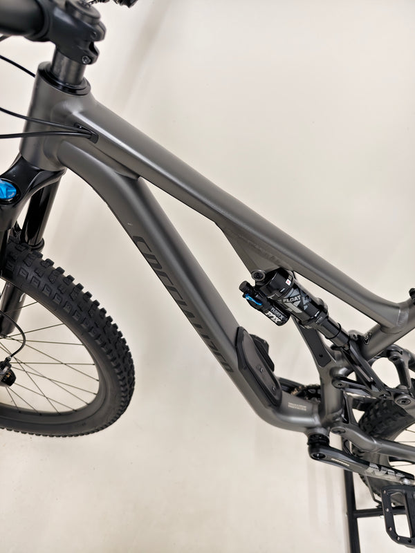 Specialized Stumpjumper EVO Comp Alloy 29/27.5 MULLET / MEDIUM S3 / Very Good Condition - Detail of the bike’s cockpit including handlebars.