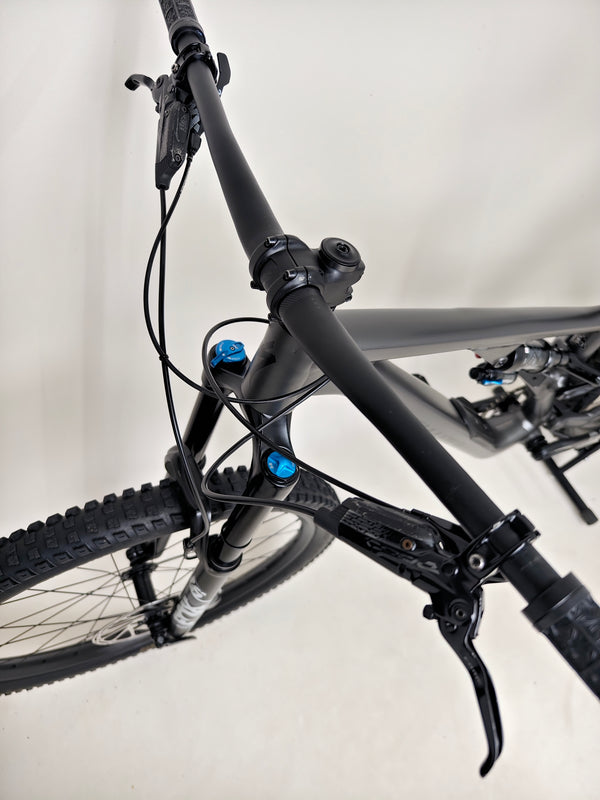 Specialized Stumpjumper EVO Comp Alloy 29/27.5 MULLET / MEDIUM S3 / Very Good Condition - Image capturing the bike's components in detail.