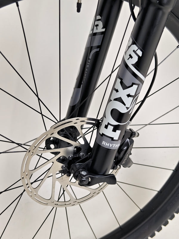 Specialized Stumpjumper EVO Comp Alloy 29/27.5 MULLET / MEDIUM S3 / Very Good Condition - Close-up image of the SRAM Code R brake system.