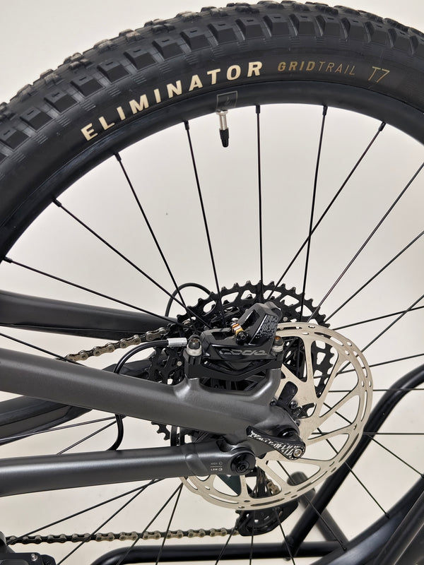 Specialized Stumpjumper EVO Comp Alloy 29/27.5 MULLET / MEDIUM S3 / Very Good Condition - Image highlighting the bike before a trail adventure.