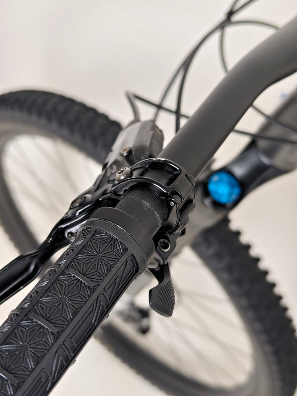 Specialized Stumpjumper EVO Comp Alloy 29/27.5 MULLET / MEDIUM S3 / Very Good Condition - Elevation view emphasizing the bike's suspension.