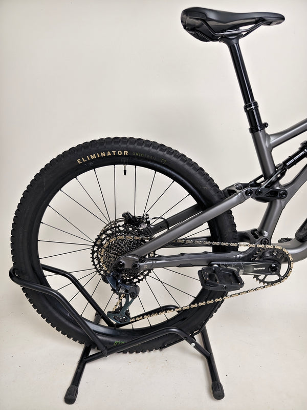 Specialized Stumpjumper EVO Comp Alloy 29/27.5 MULLET / MEDIUM S3 / Very Good Condition - Shot of tires showcasing performance capabilities.