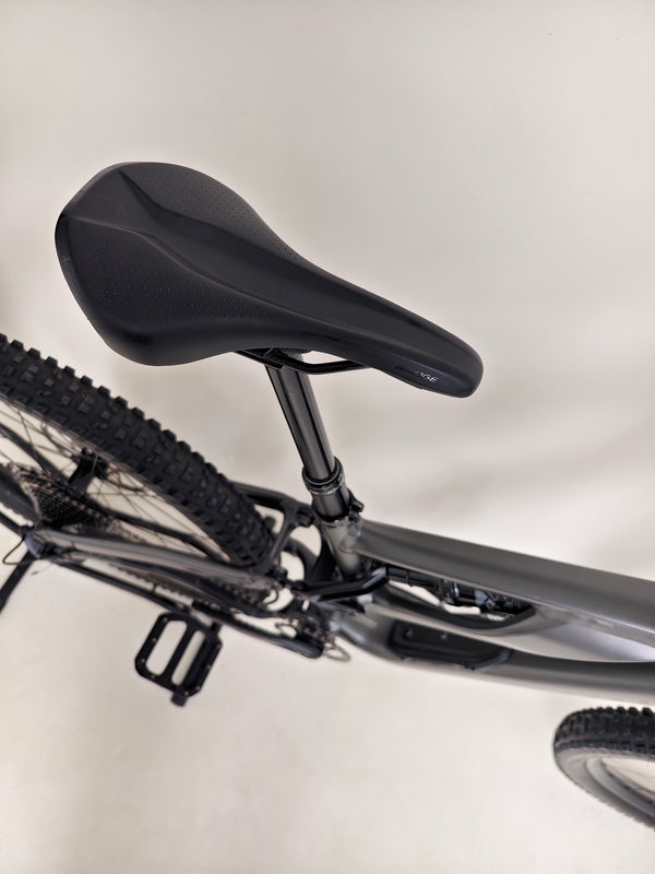 Specialized Stumpjumper EVO Comp Alloy 29/27.5 MULLET / MEDIUM S3 / Very Good Condition - Close-up detailing the bike's rear hub and drivetrain.