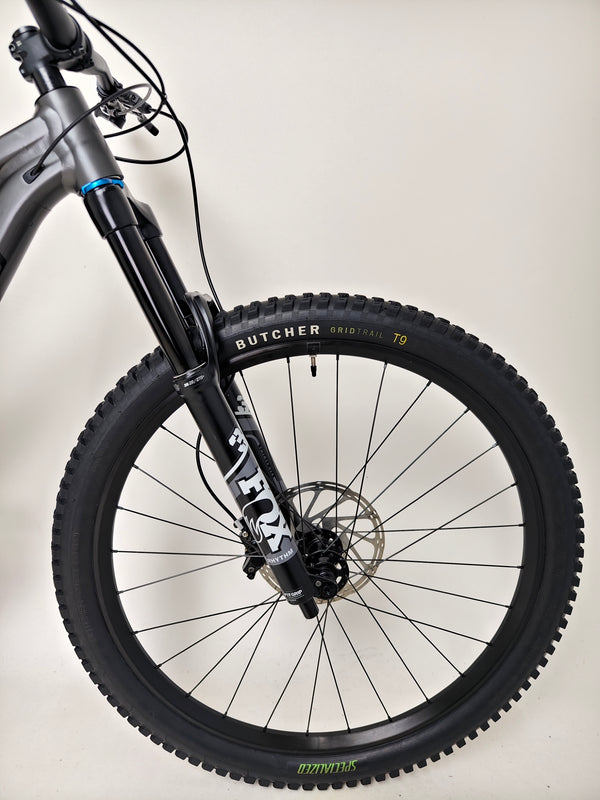 Specialized Stumpjumper EVO Comp Alloy 29/27.5 MULLET / MEDIUM S3 / Very Good Condition - Clear image of the bike while parked.