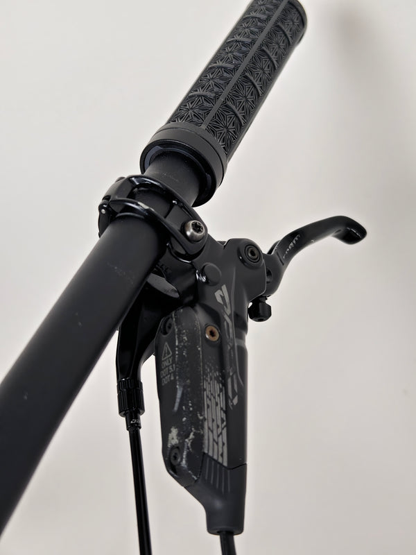 Specialized Stumpjumper EVO Comp Alloy 29/27.5 MULLET / MEDIUM S3 / Very Good Condition - Close image of handlebars and controls.