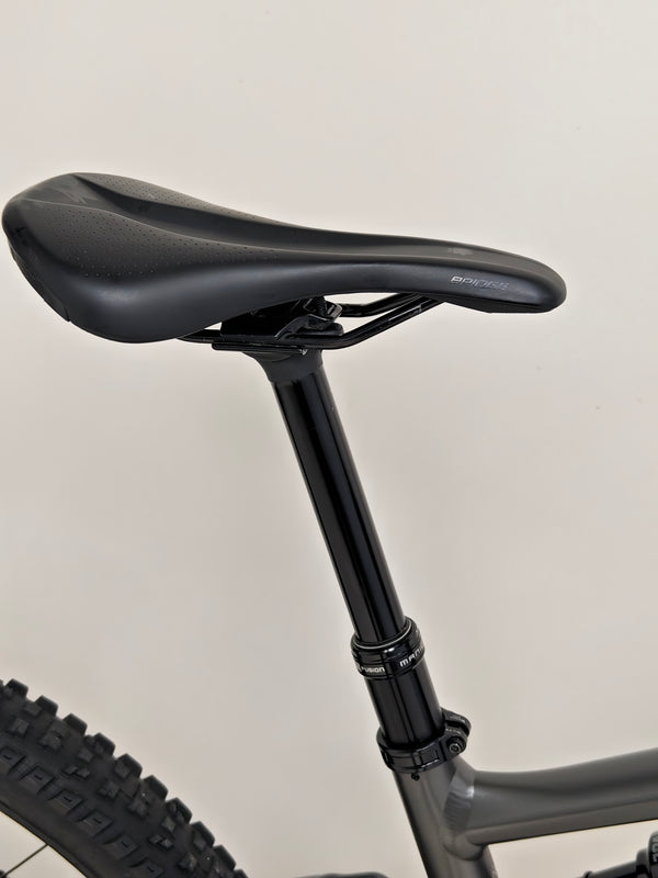 Specialized Stumpjumper EVO Comp Alloy 29/27.5 MULLET / MEDIUM S3 / Very Good Condition - Image of the bike's unique design features.