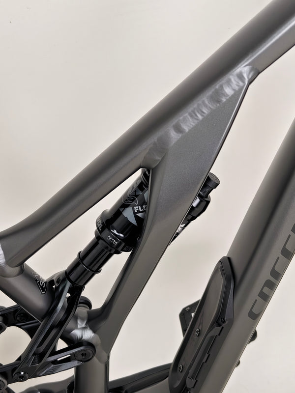 Specialized Stumpjumper EVO Comp Alloy 29/27.5 MULLET / MEDIUM S3 / Very Good Condition - Detailed view of the bike's frame and suspension system.