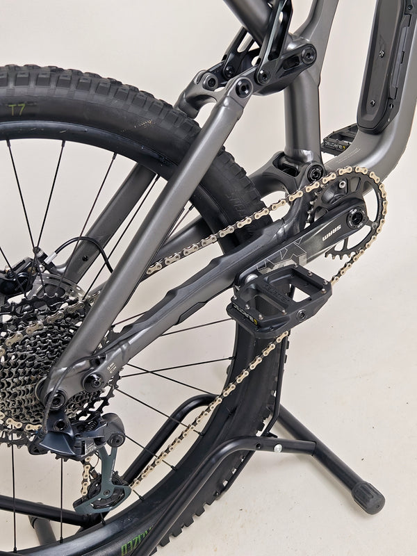 Specialized Stumpjumper EVO Comp Alloy 29/27.5 MULLET / MEDIUM S3 / Very Good Condition - Image capturing the mountain bike during a scenic ride.