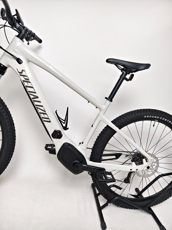 Image of accessories included with Specialized Turbo Tero 3.0 such as charger and user manual, highlighting complete package.