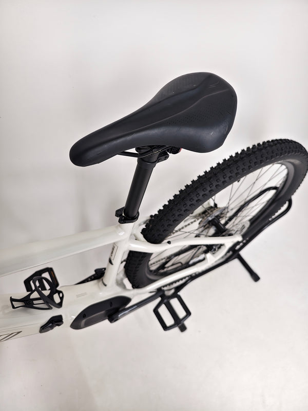 Image of the Specialized Turbo Tero 3.0 with a rider demonstrating its compatibility for various heights.