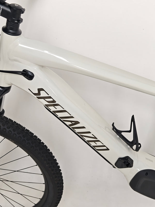 Detailed view of the cable routing system on the Specialized Turbo Tero 3.0, highlighting its clean aesthetics.