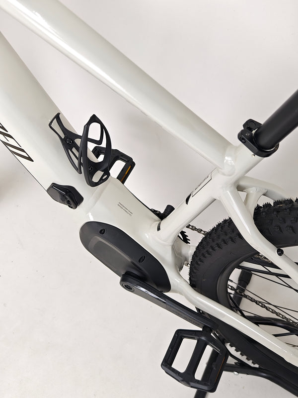 View of the gear display and shifters on the Specialized Turbo Tero 3.0, offering insights into its drivetrain system.